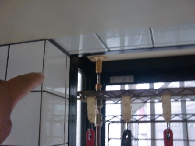 泉佐野市上瓦屋の出窓付近から雨漏り