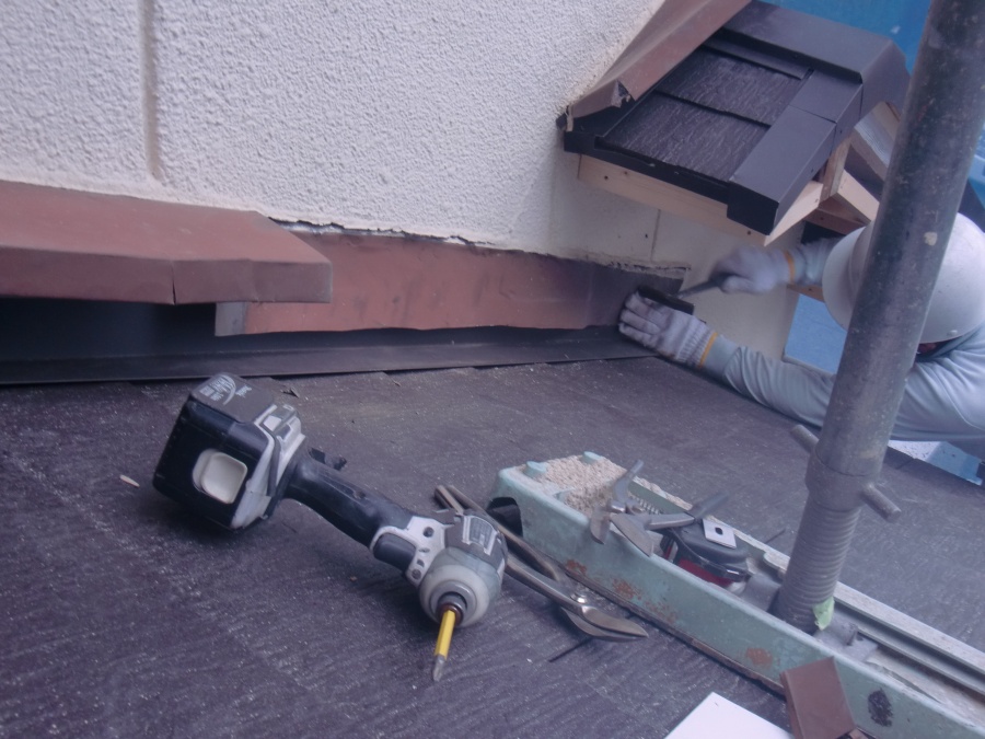 岸和田市土生町の雨仕舞板金修理中