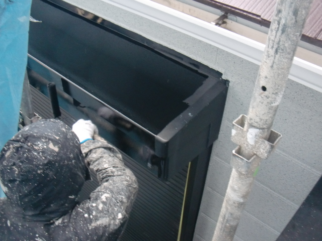 岸和田市包近町のシャッターボックス塗装