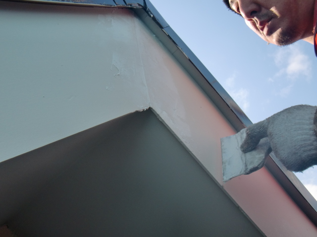 岸和田市下松町の破風板パテ埋め