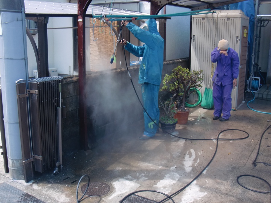 岸和田市土生町の高圧洗浄で家の周りの塀洗浄中