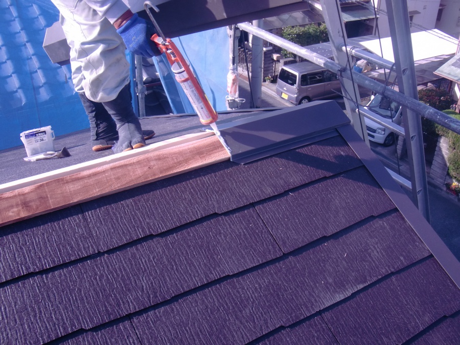 岸和田市土生町の大棟の棟板金取り付け中