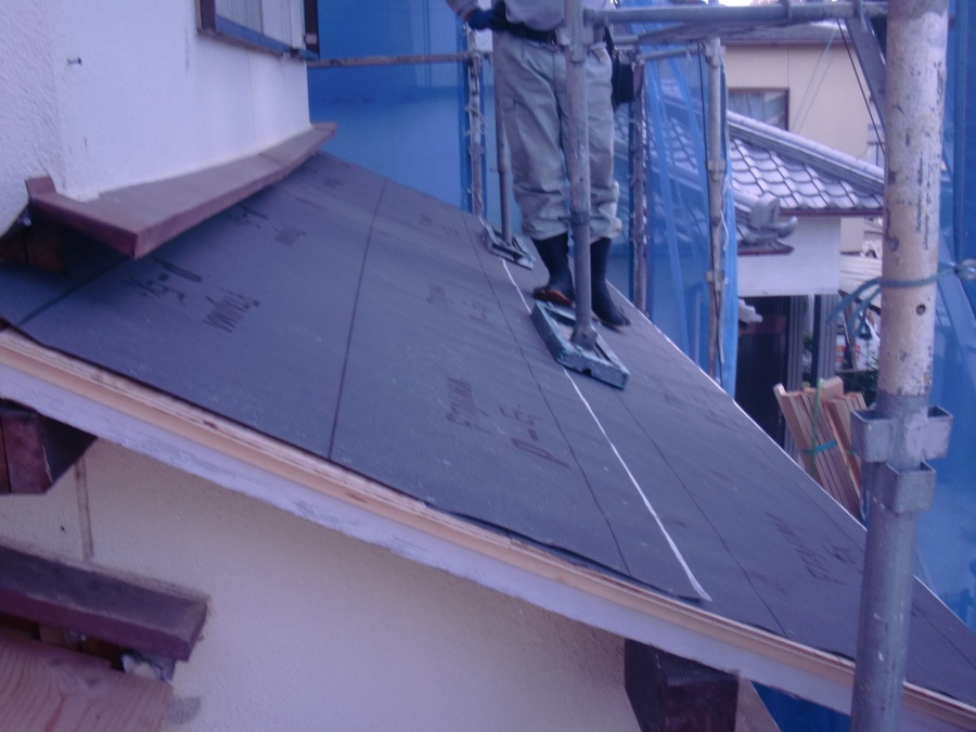 岸和田市土生町の下屋をゴムアスルーフィングで防水