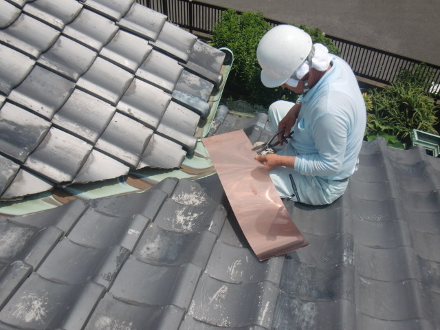 岸和田市西之内町で谷樋修理工事