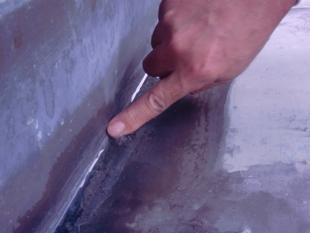 和泉市青葉台の劣化した板金