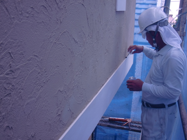 岸和田市西之内町の帯の上部にプライマー塗布