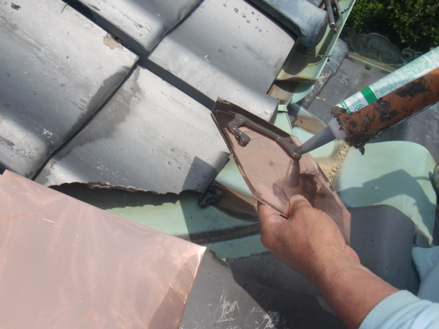 岸和田市西之内町で谷樋修理工事