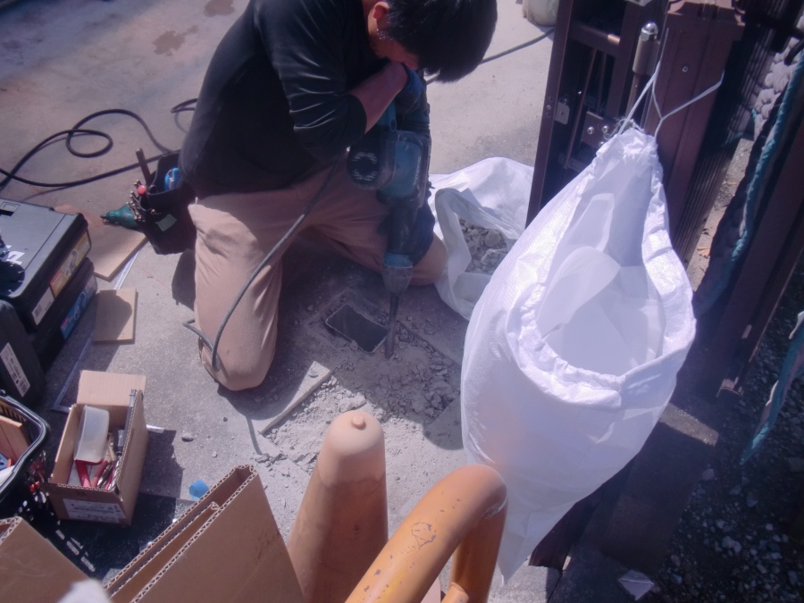 岸和田市神須屋町のカーポートの柱の基礎設置