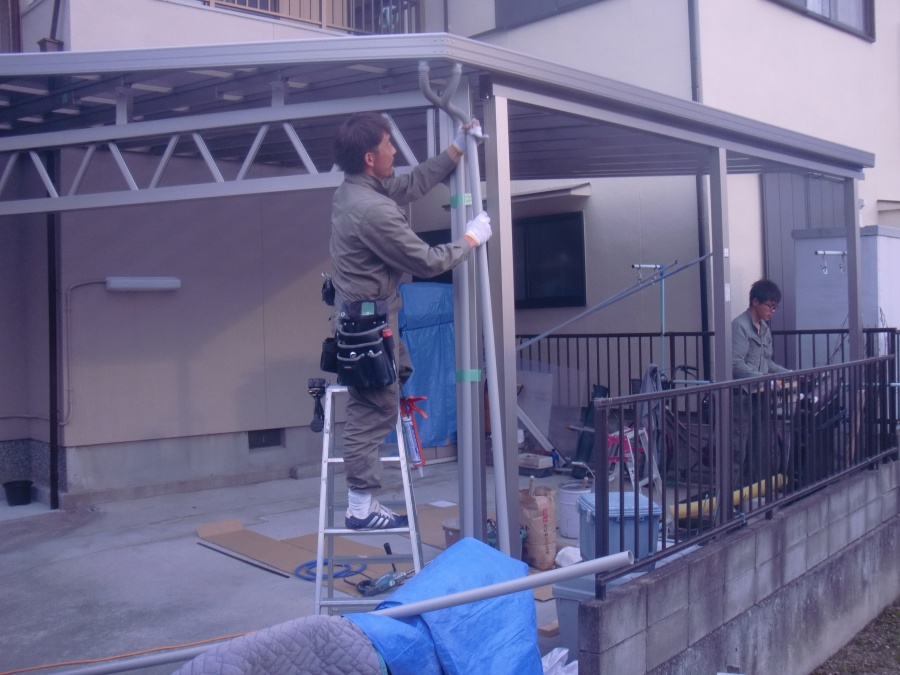 岸和田市神須屋町のカーポートの雨樋取り付け