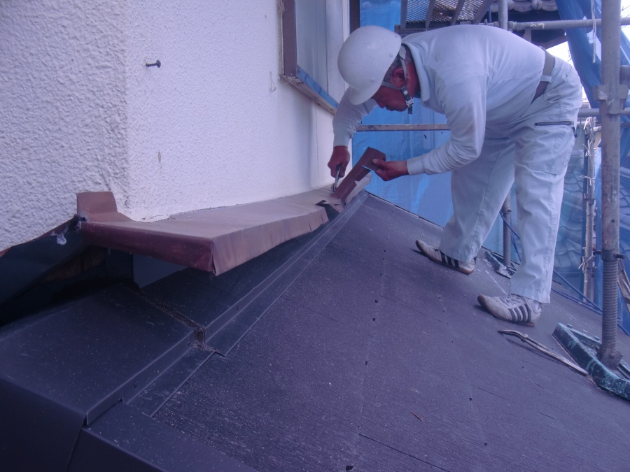 岸和田市土生町の既存の雨仕舞板金加工中