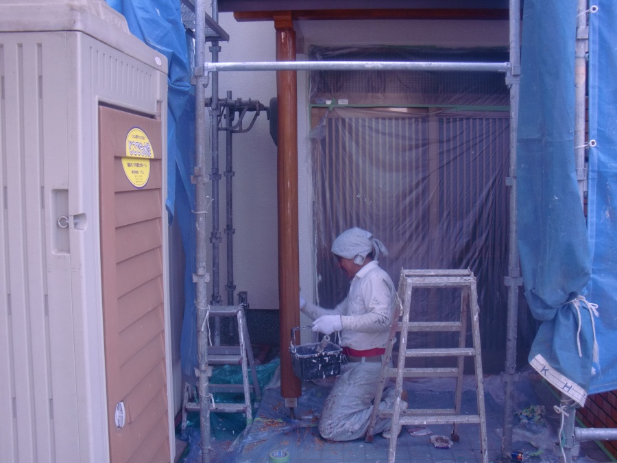 岸和田市土生町の玄関庇の柱塗装