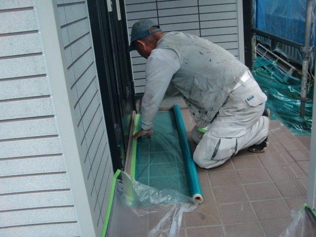 岸和田市三田町の塗装前の養生作業