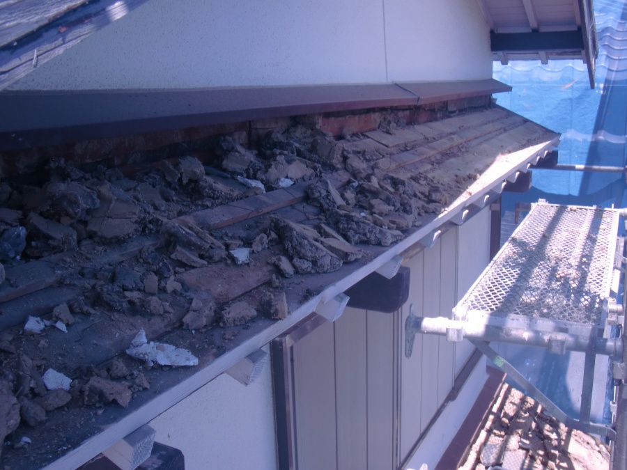 岸和田市土生町の庇の瓦撤去