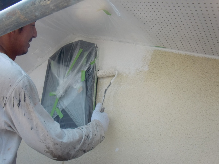 岸和田市土生町の外壁塗装の中塗り工程