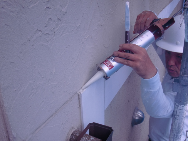 岸和田市西之内町の外壁の帯にコーキング充填