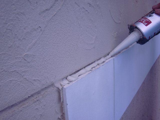 岸和田市西之内町の帯の上部にシーリング充填