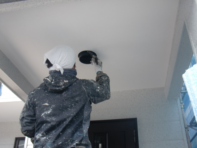 岸和田市包近町の玄関灯塗装