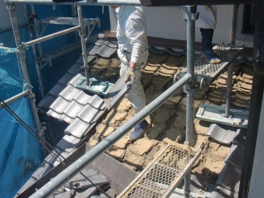 岸和田市土生町の下屋の瓦撤去