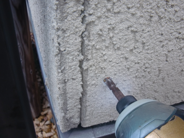 岸和田市西之内町の外壁パネルの浮きをビスで固定