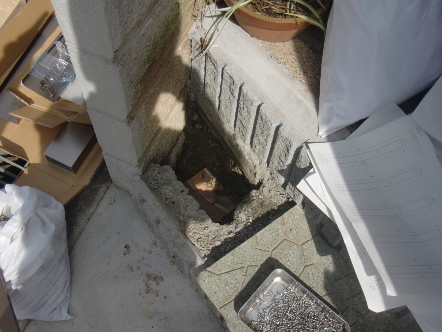 岸和田市神須屋町のカーポートの柱の基礎設置