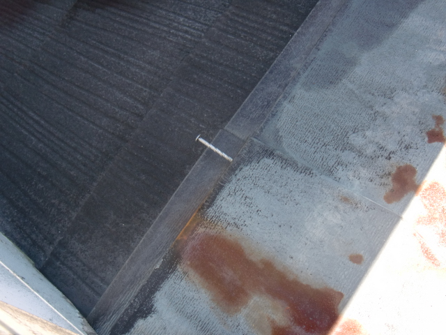 岸和田市下松町の屋根の錆びついた棟板金