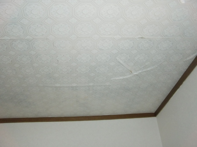 泉佐野市鶴原の雨漏りで濡れた天井クロス
