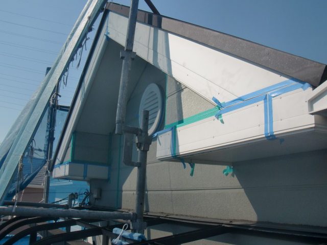 岸和田市包近町の屋根の破風板のコーキング打ち替え