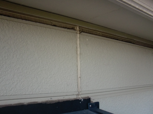 岸和田市包近町の外壁の目地現況