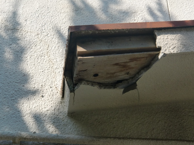 泉佐野市鶴原の崩れた庇現況