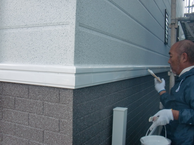 岸和田市包近町の外壁の帯を塗装中