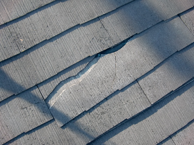 泉佐野市鶴原の割れたスレート瓦