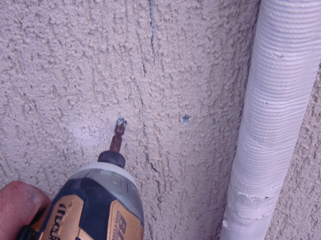 岸和田市西之内町の浮いた外壁をビス留め