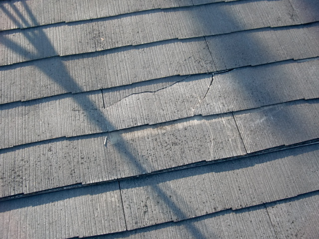 泉佐野市鶴原の割れたスレート屋根