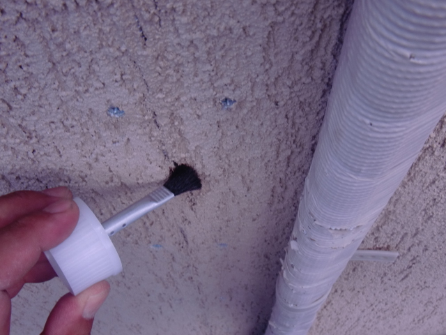 岸和田市西之内町の外壁パネルのクラックにプライマー塗布