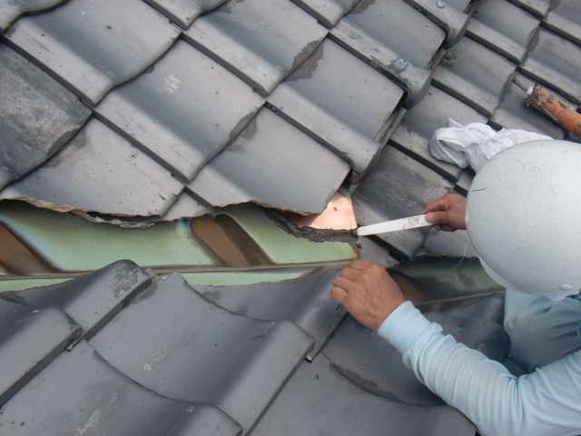 岸和田市西之内町で谷樋修理工事