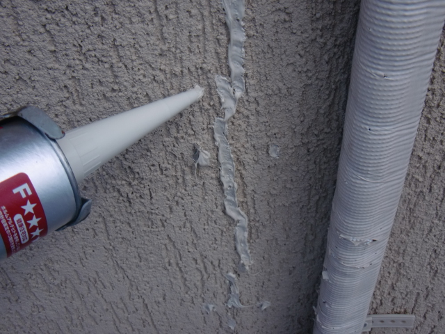 岸和田市西之内町の外壁パネルのクラックにシーリング充填