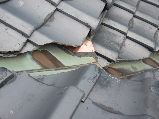 岸和田市西之内町で谷樋修理工事