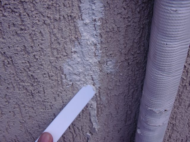 岸和田市西之内町の外壁パネルのシーリングヘラ押さえ