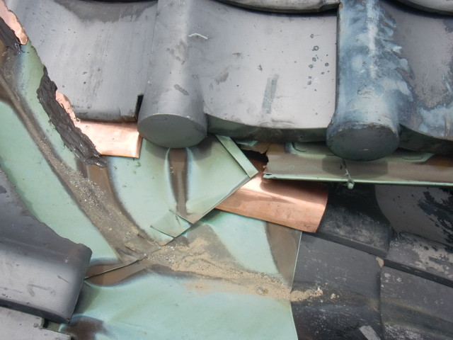 岸和田市西之内町で谷樋修理工事