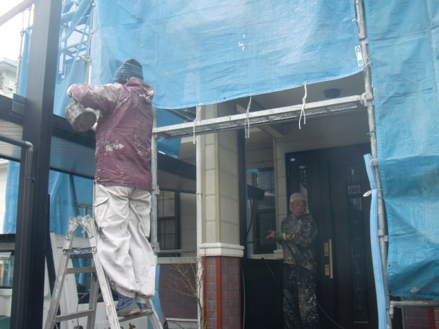 岸和田市包近町のカーポートの雨樋清掃中