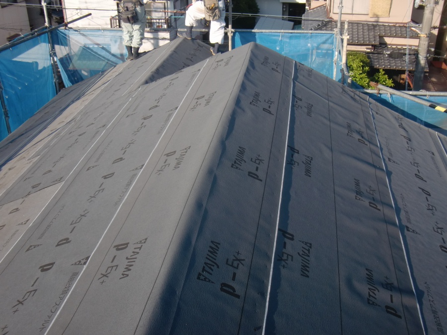 岸和田市土生町の屋根にゴムアスルーフィング設置