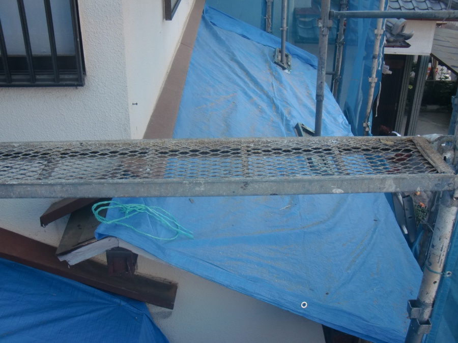 岸和田市土生町の屋根葺き替えで養生中