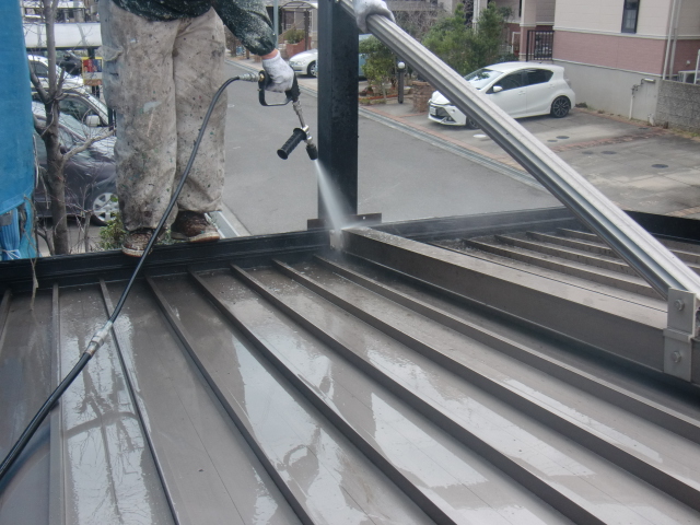 岸和田市包近町のカーポートの屋根洗浄中