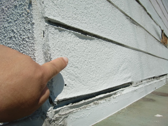 岸和田市上松町の劣化した外壁パネル