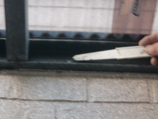 岸和田市上松町のテラス屋根のフレームのネジ穴にコーキング打ち