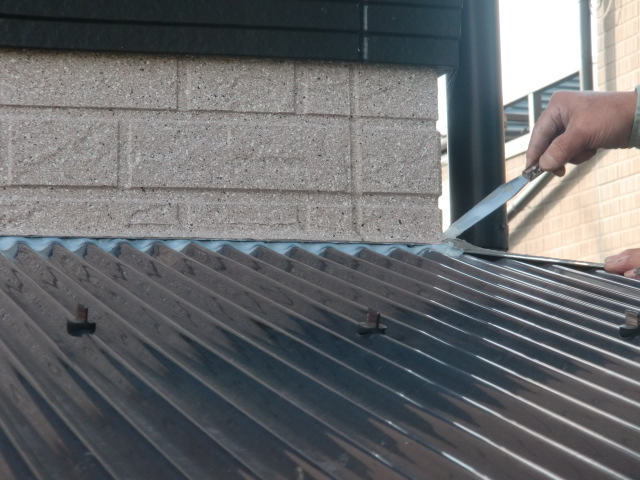 岸和田市上松町のテラス屋根の取り合いをコーキング防水