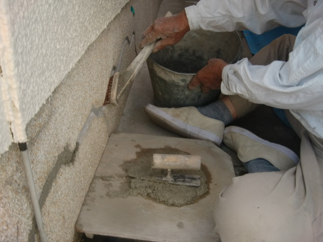 泉北郡忠岡町の基礎巾木のクラックに下塗り塗布