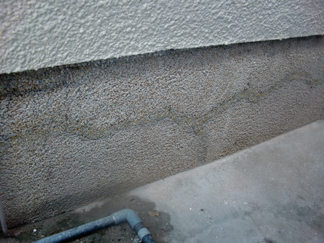 泉北郡忠岡町の基礎巾木のクラック補修跡を洗い出し仕上