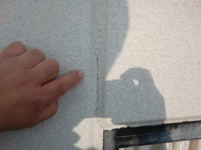 岸和田市紙屋町の外壁目地シーリングに亀裂