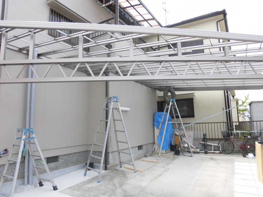 岸和田市神須屋町のカーポートのトラス梁取り付け